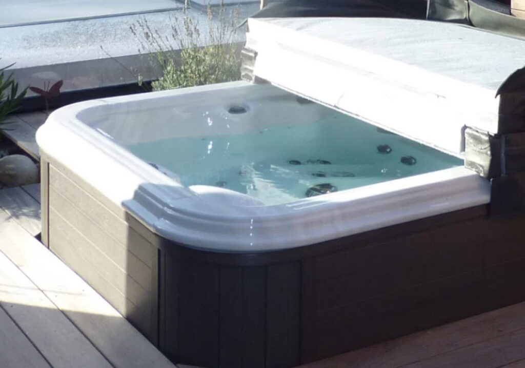 électricien à Mascouche, électricité Montréal, électricien à Terrebonne, électricité Laval, service électriques, Interoi électrique, panneau électrique, changement panneau électrique, luminaires, changement prise