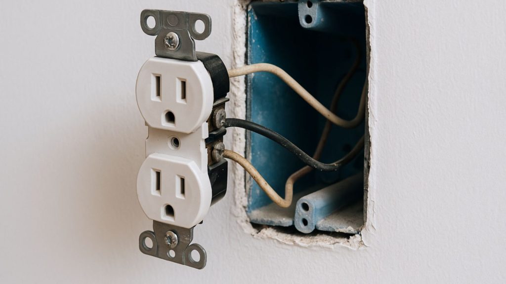 disjoncteur déclenché, installation électrique défectueuse, court-circuit, fusible grillé, réparation prise murale