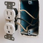 Que faire si une prise électrique ne fonctionne plus ? disjoncteur déclenché, installation électrique défectueuse, court-circuit, fusible grillé, réparation prise murale
